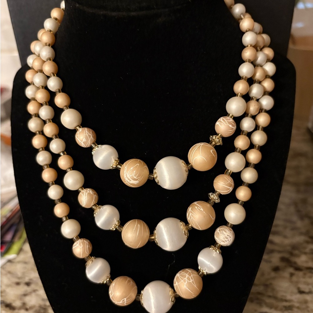 Vintage Elegant Beaded Necklace in Cream and Gold